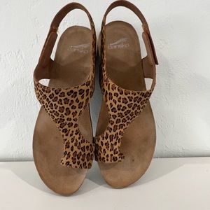 Dansko Reese sandals in leopard print. Size 40 size 9 Beautiful and comfortable